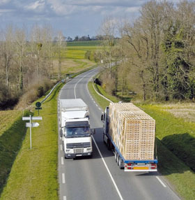 LKW unterwegs : Industriepaletten